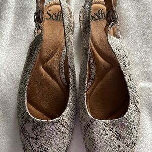 Sofft Gray Snakeskin Flats Elegant Versatile